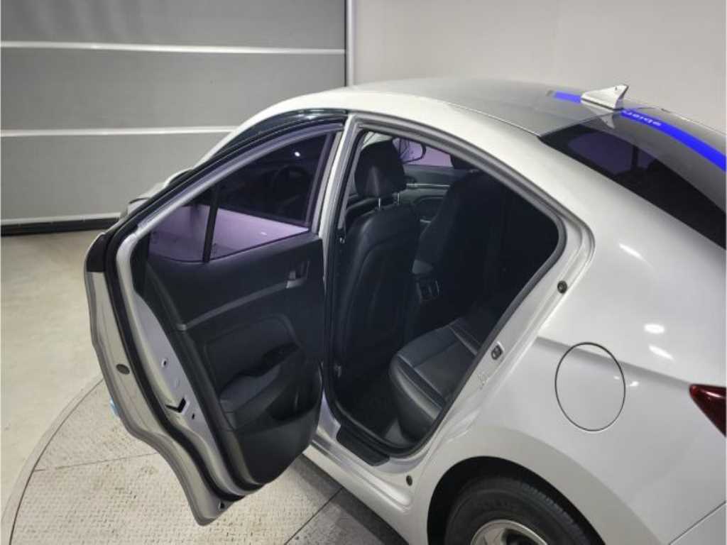 HYUNDAI Avante - Vista 7