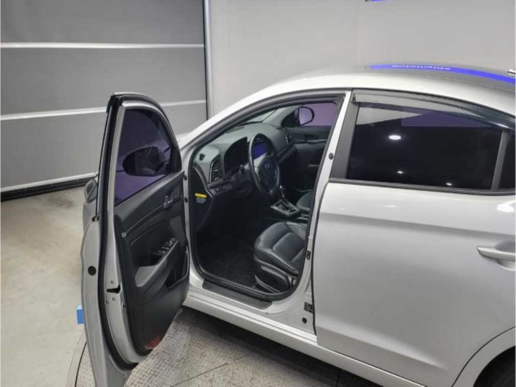 HYUNDAI Avante - Vista 6