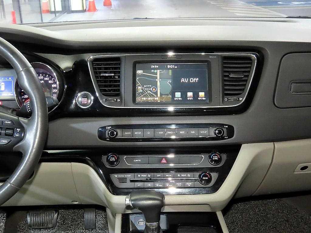KIA Carnival - Vista 11