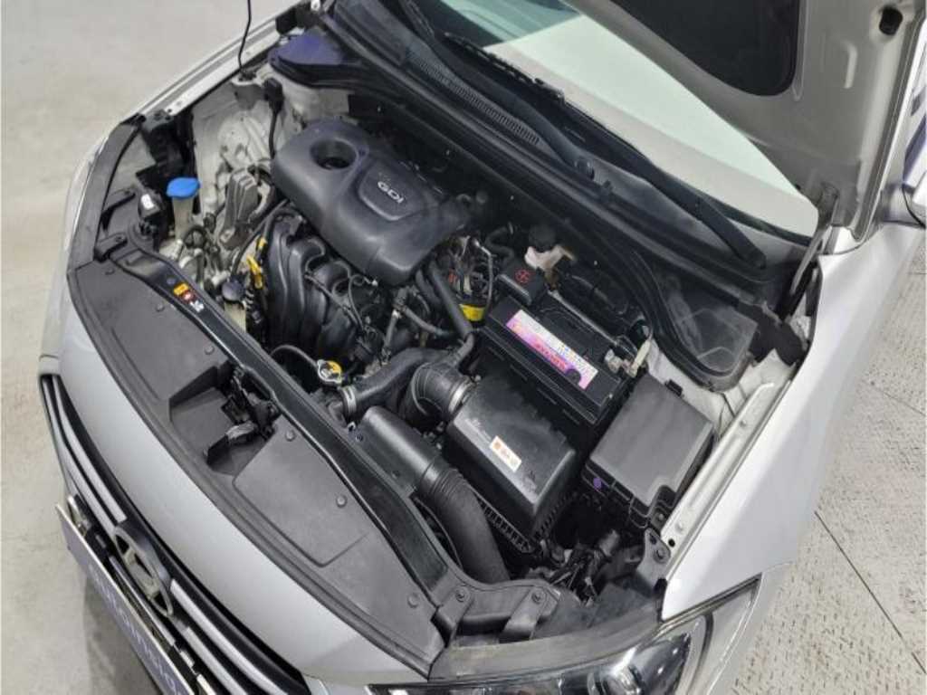 HYUNDAI Avante - Vista 10