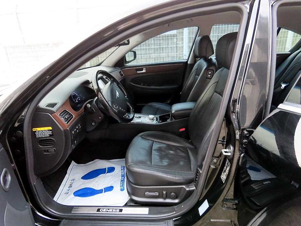 HYUNDAI Genesis - Vista 5