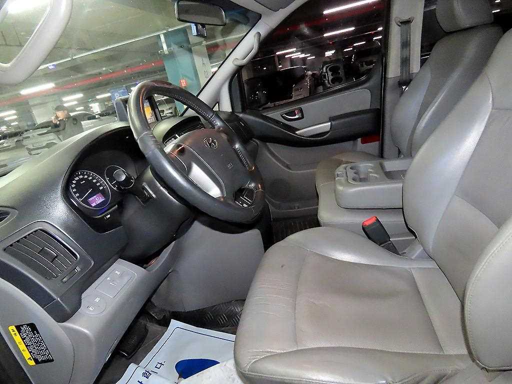 HYUNDAI Starex - Vista 6