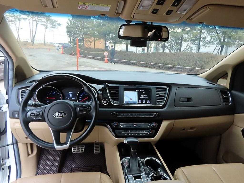 KIA Carnival - Vista 7