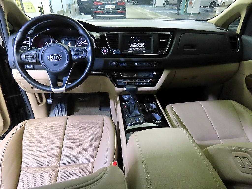 KIA Carnival - Vista 10