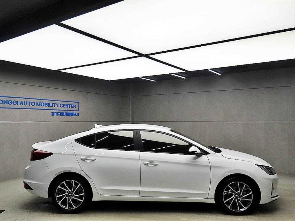 HYUNDAI Avante - Vista 2