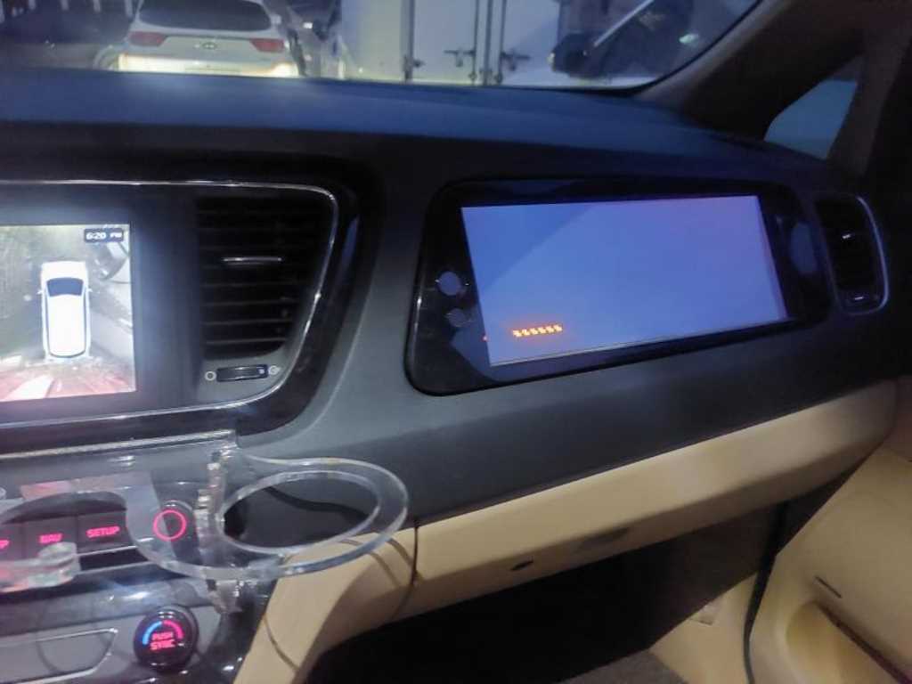 KIA Carnival - Vista 12