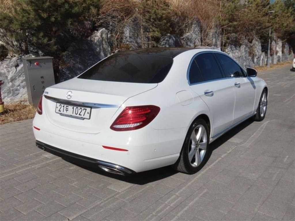Mercedes Benz E class - Vista 3