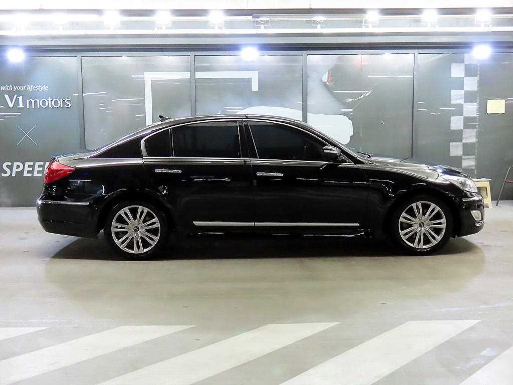 HYUNDAI Genesis - Vista 3