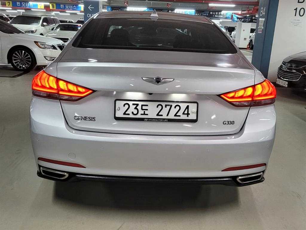 HYUNDAI Genesis - Vista 4