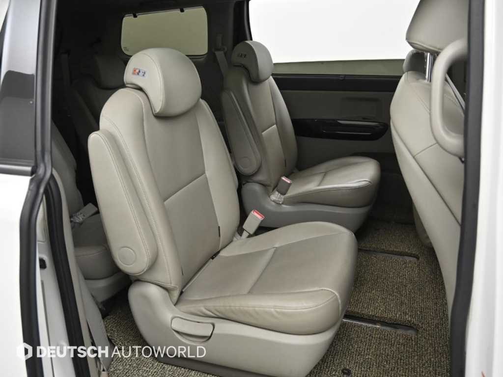 KIA Carnival - Vista 12