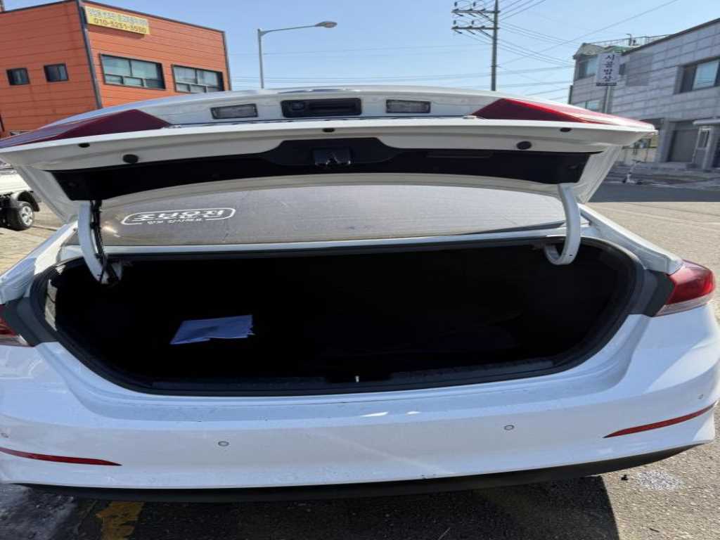 HYUNDAI Avante - Vista 5