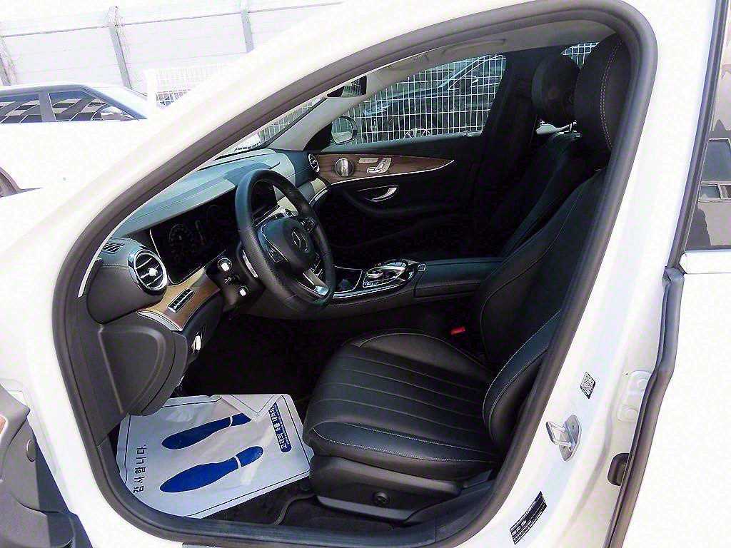 Mercedes Benz E class - Vista 5