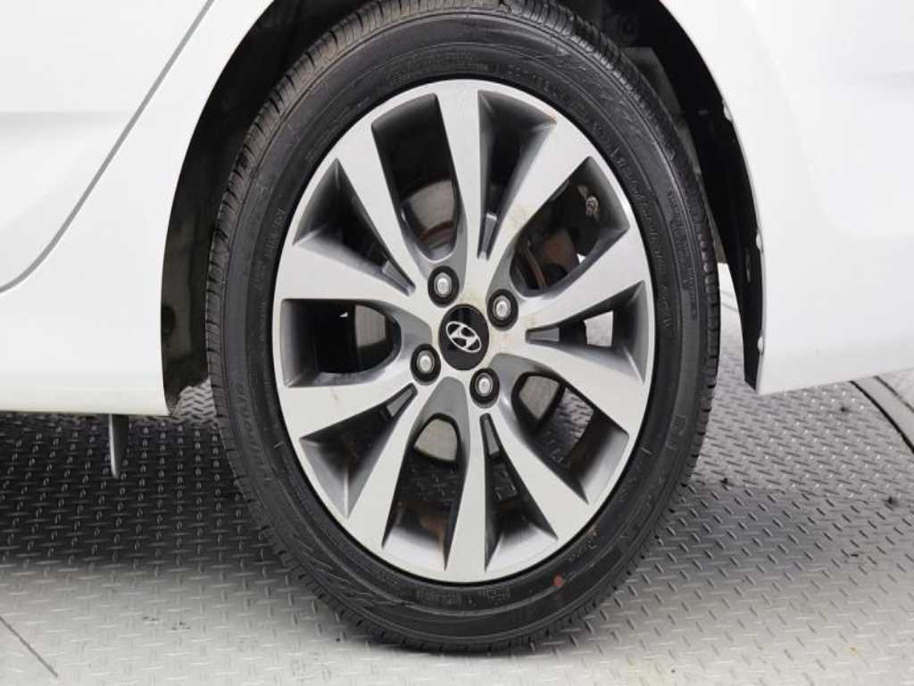 HYUNDAI Accent - Vista 6