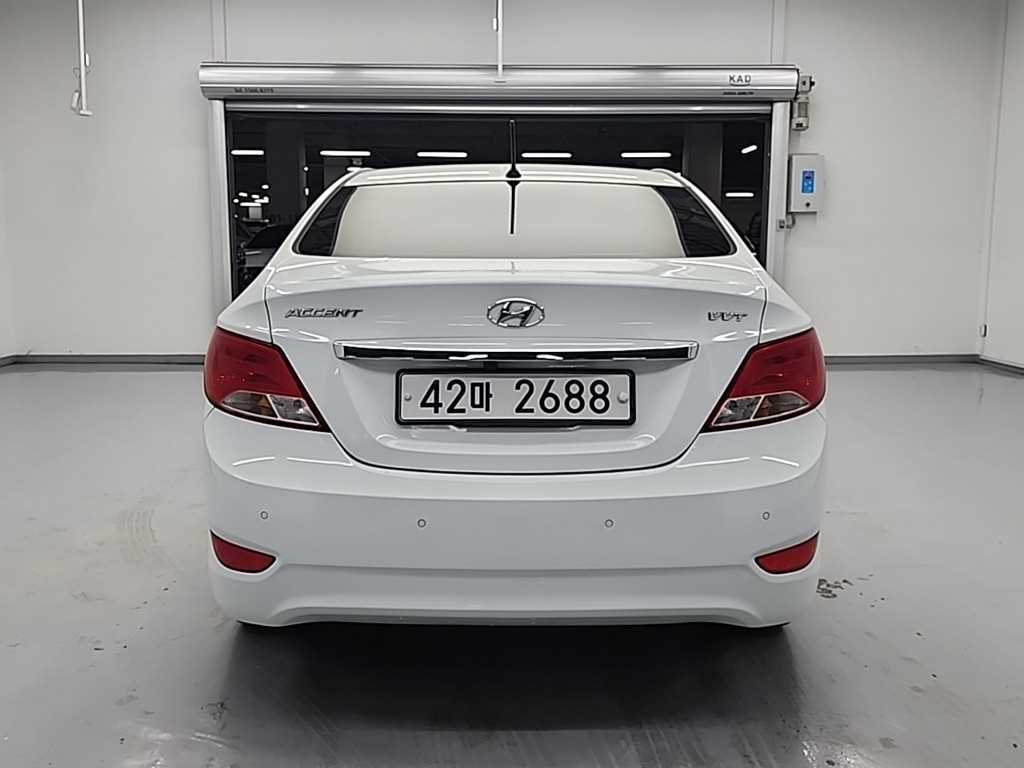 HYUNDAI Accent - Vista 3