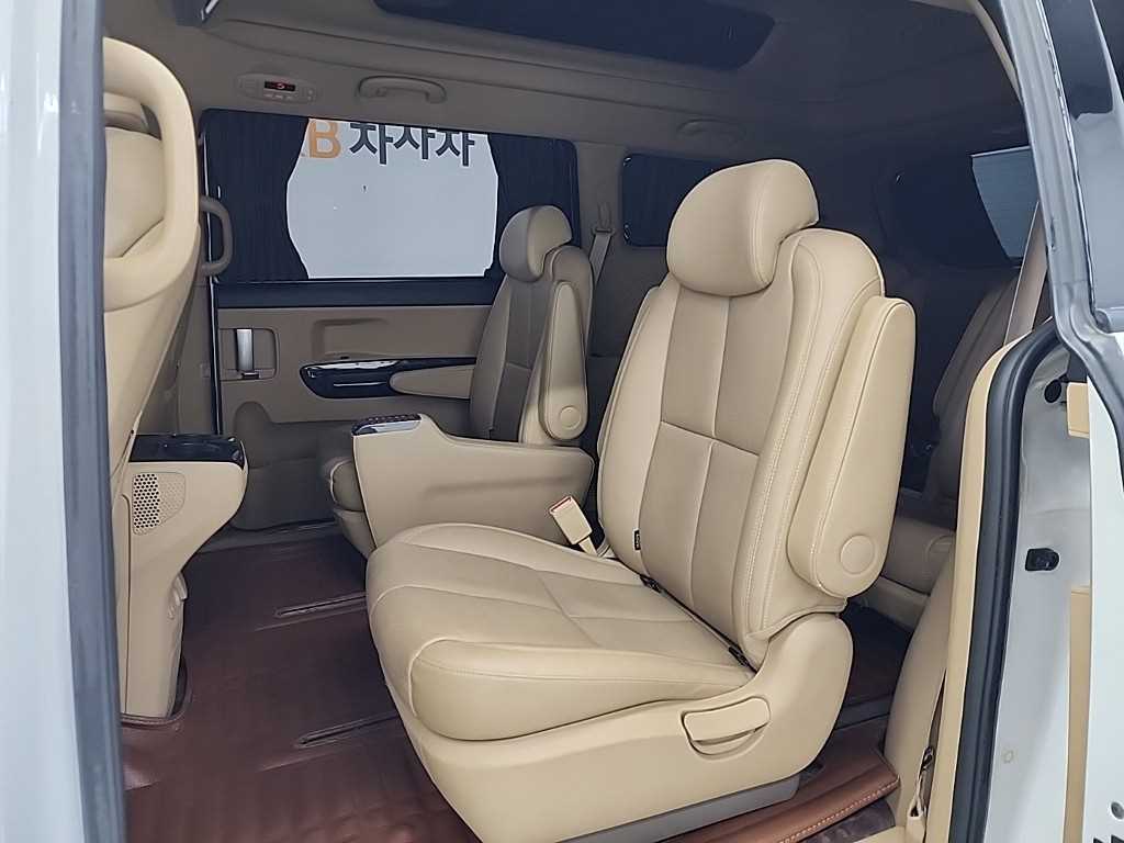 KIA Carnival - Vista 12