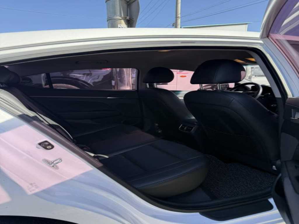 HYUNDAI Avante - Vista 8