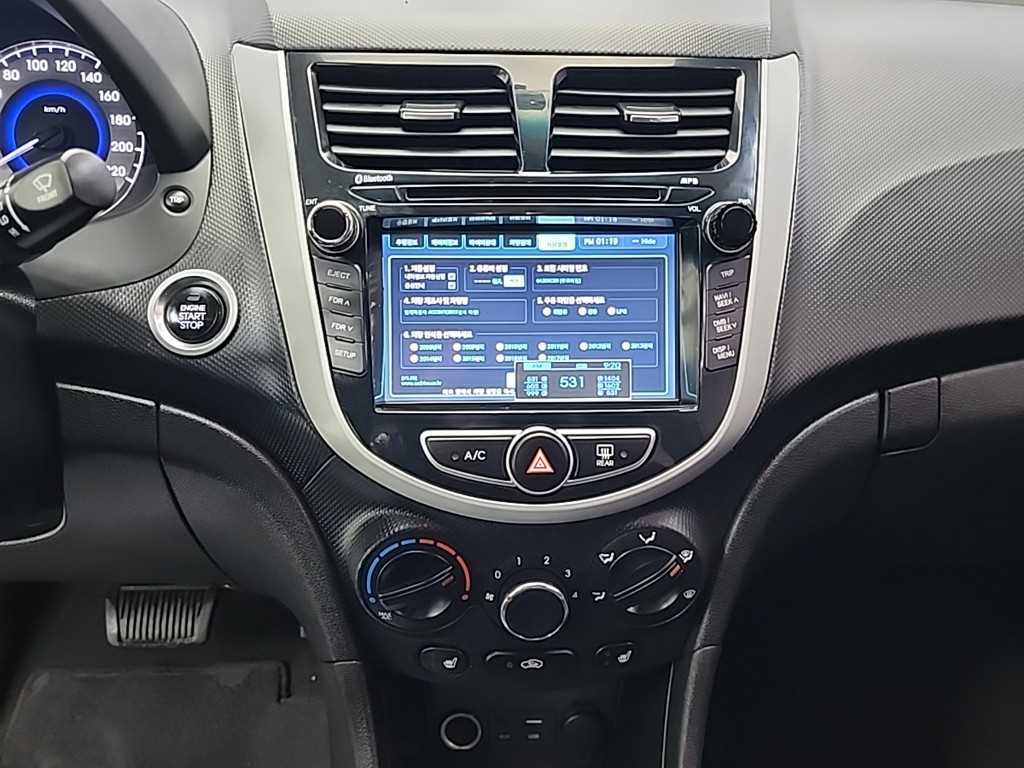 HYUNDAI Accent - Vista 10