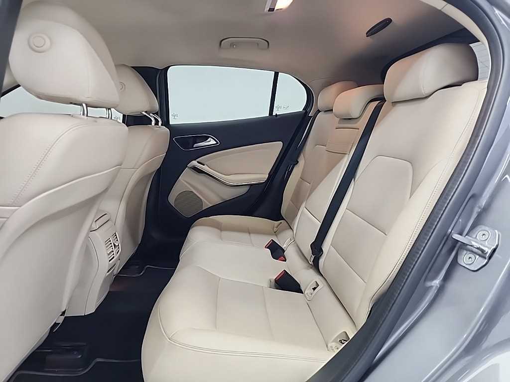 Mercedes Benz GLA Class - Vista 12