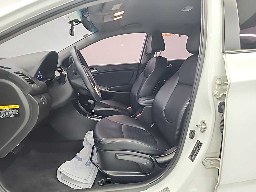 HYUNDAI Accent - Vista 11