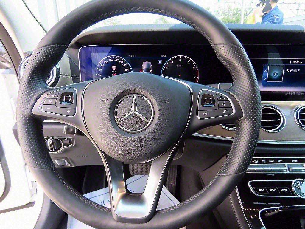 Mercedes Benz E class - Vista 8