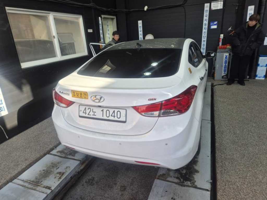 HYUNDAI Avante - Vista 3