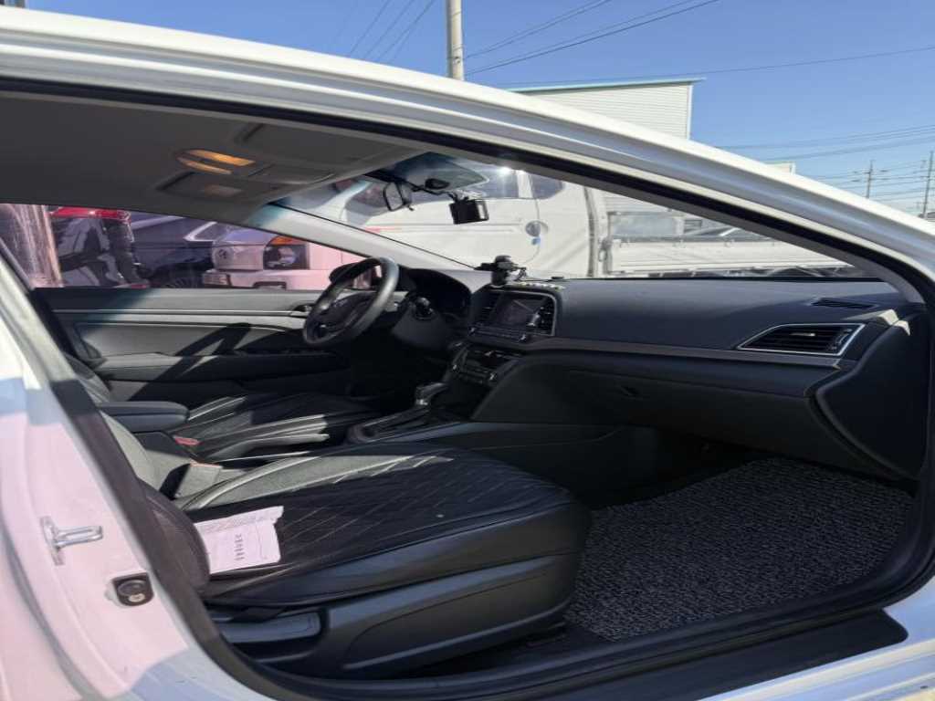 HYUNDAI Avante - Vista 10