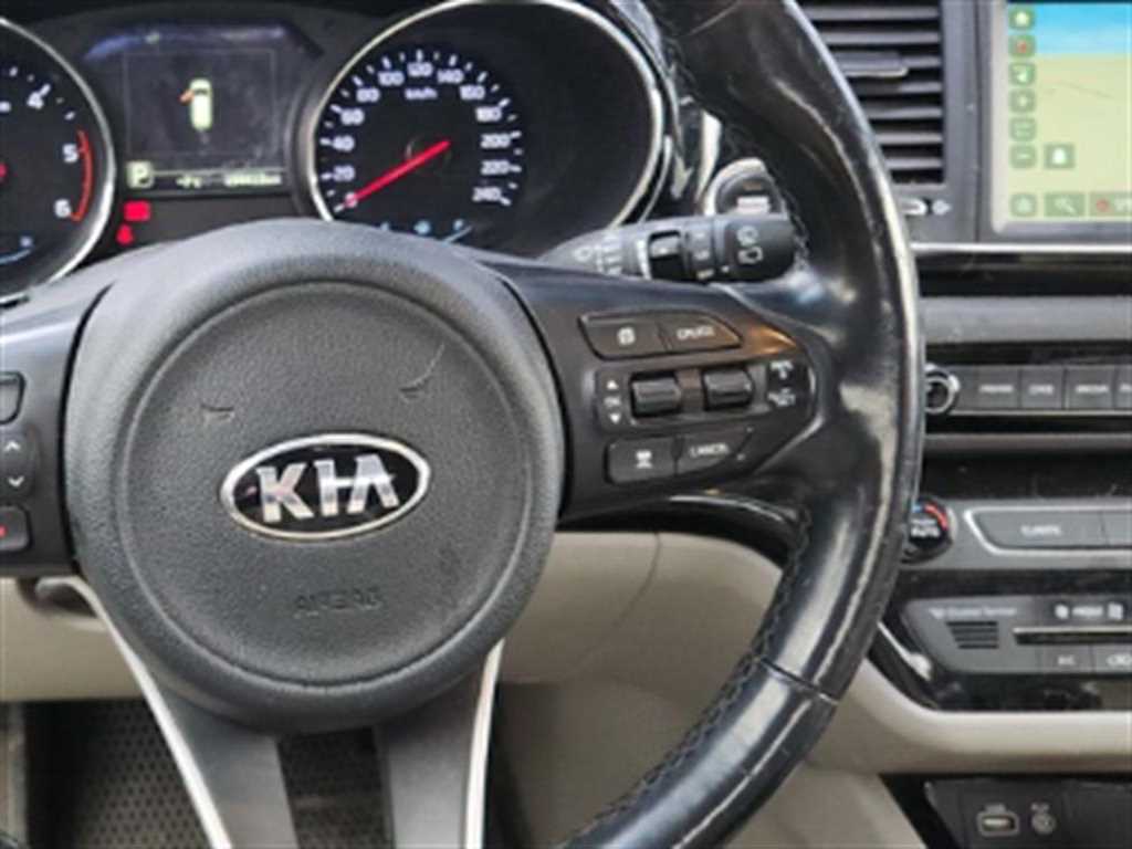 KIA Carnival - Vista 5