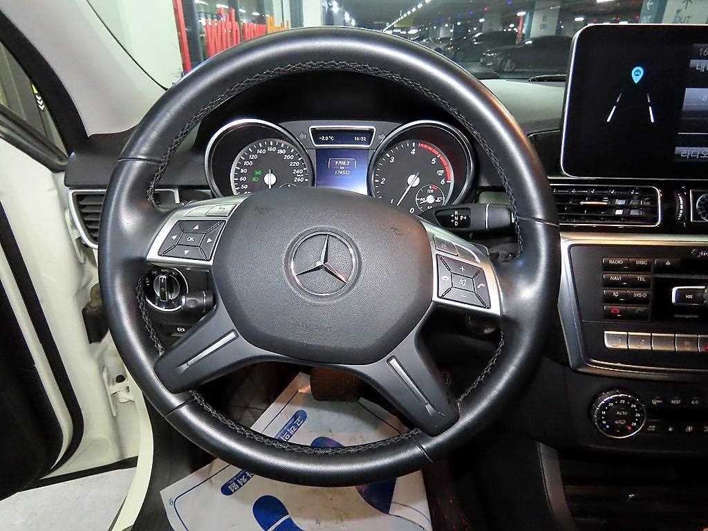 Mercedes Benz M Class - Vista 8