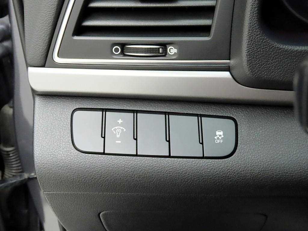 HYUNDAI Avante - Vista 12