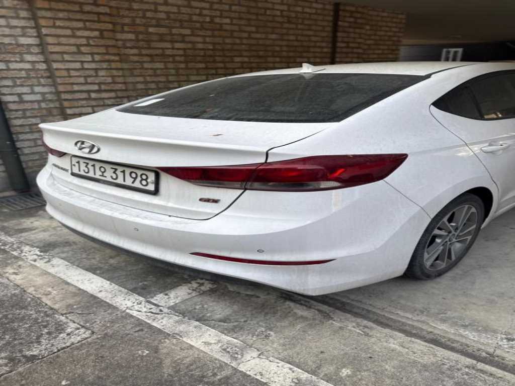 HYUNDAI Avante - Vista 3