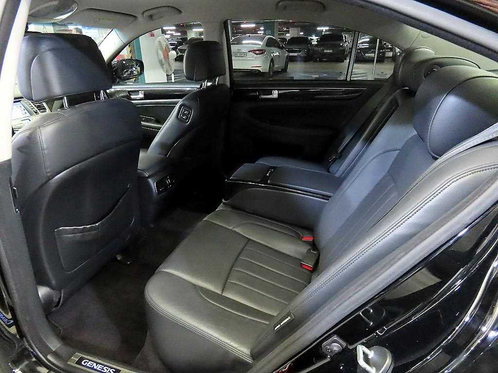 HYUNDAI Genesis - Vista 7