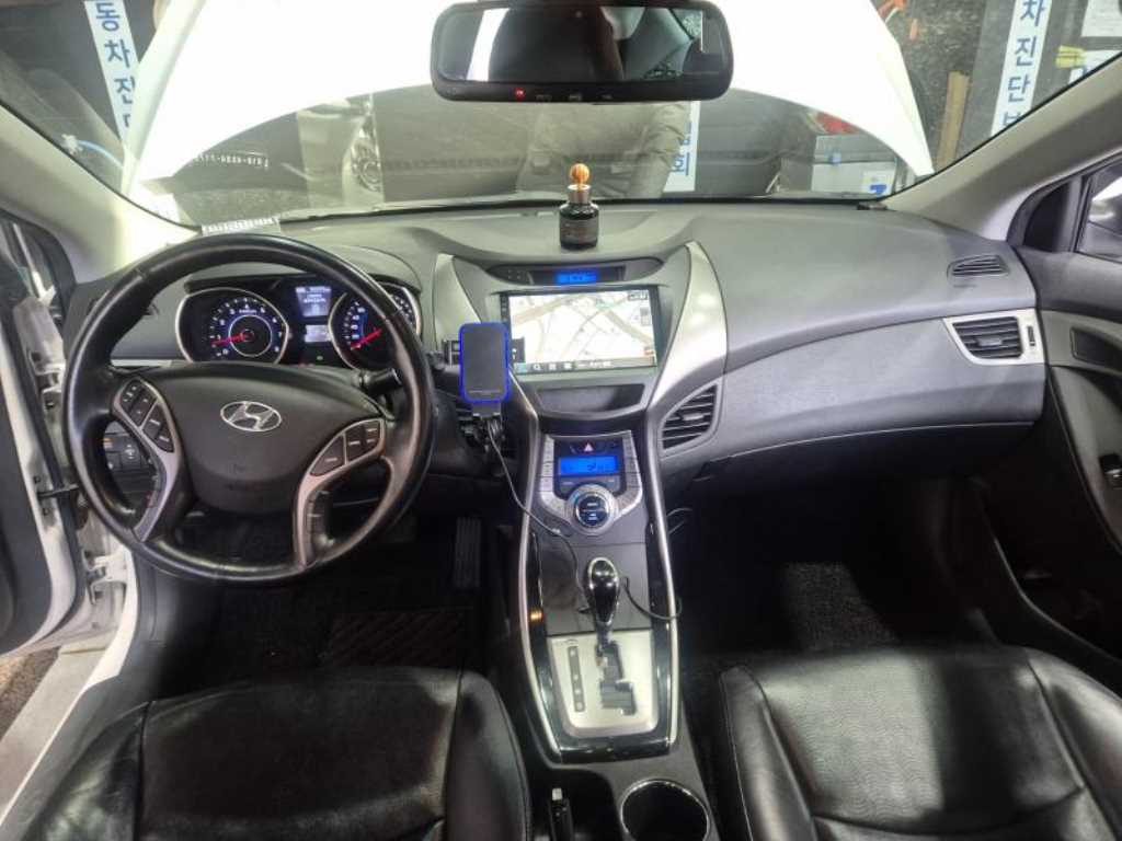 HYUNDAI Avante - Vista 6