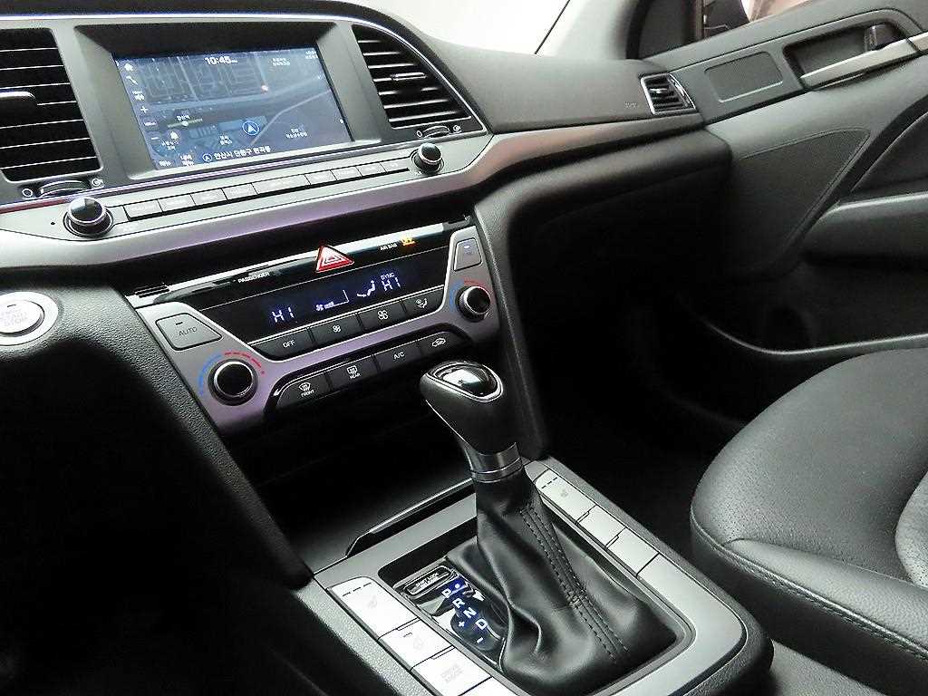 HYUNDAI Avante - Vista 10