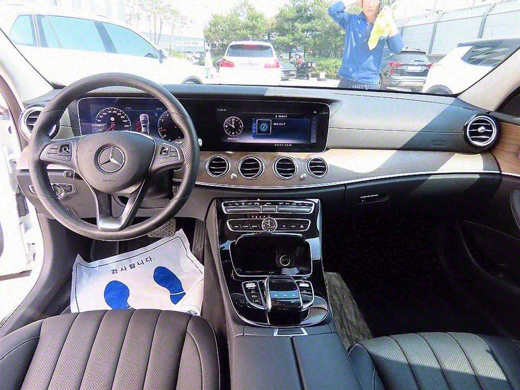 Mercedes Benz E class - Vista 7