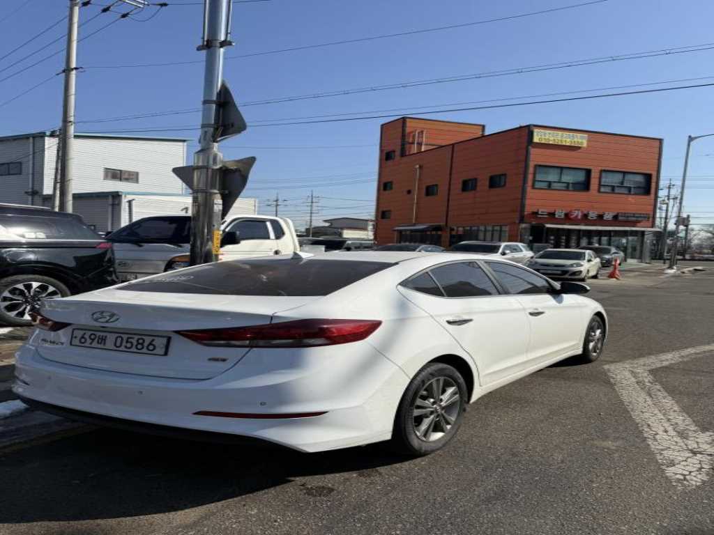 HYUNDAI Avante - Vista 4