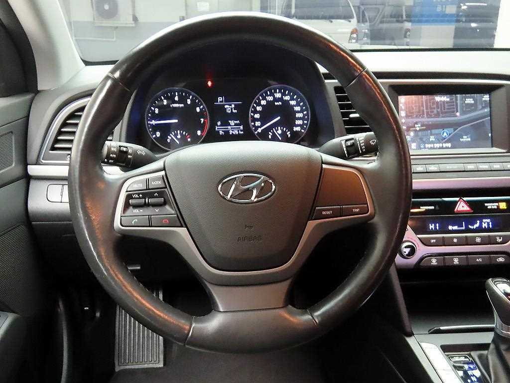 HYUNDAI Avante - Vista 7