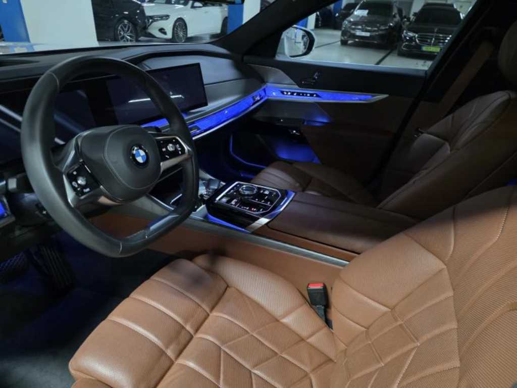 BMW 7 Series - Vista 5