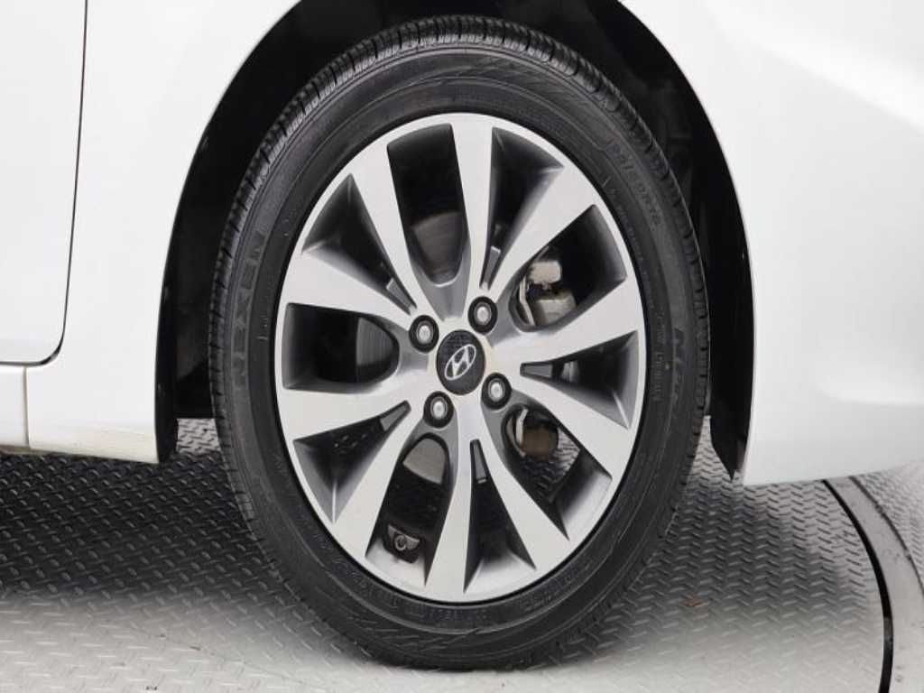 HYUNDAI Accent - Vista 7