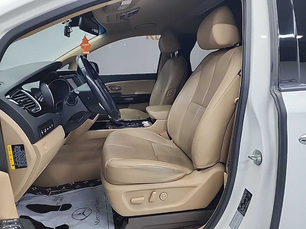 KIA Carnival - Vista 11