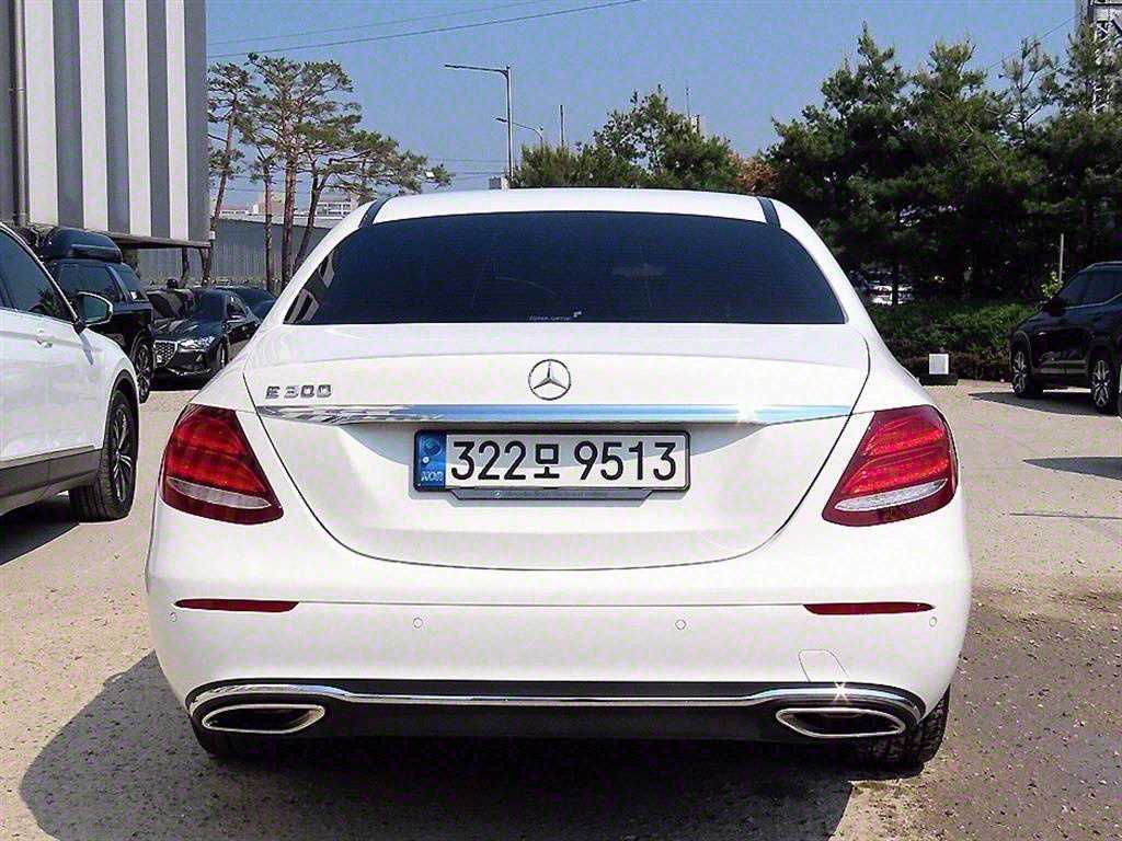 Mercedes Benz E class - Vista 4