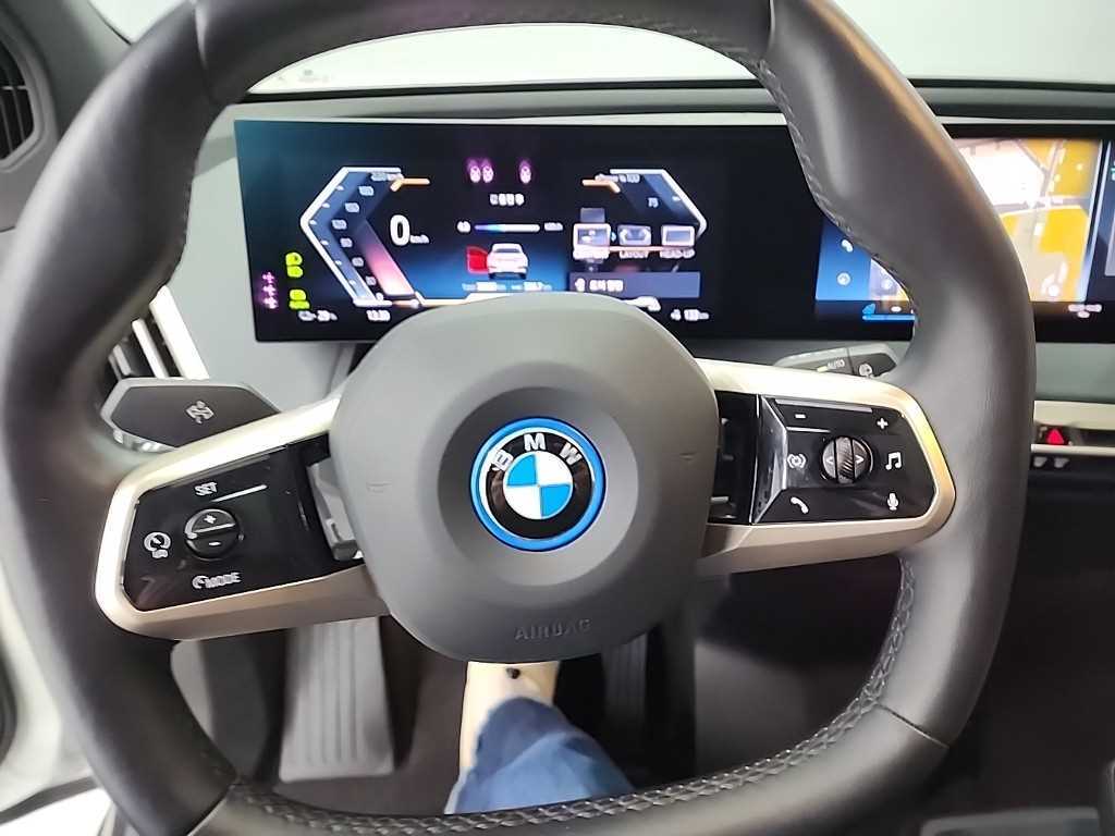 BMW iX - Vista 8