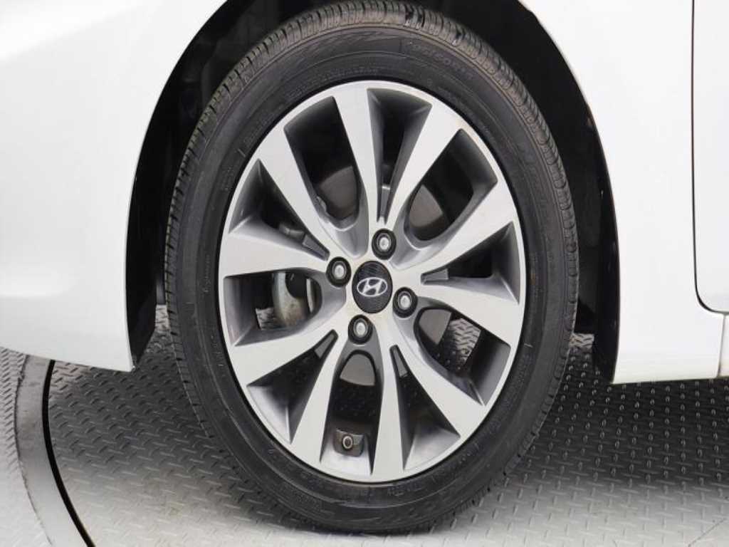 HYUNDAI Accent - Vista 5