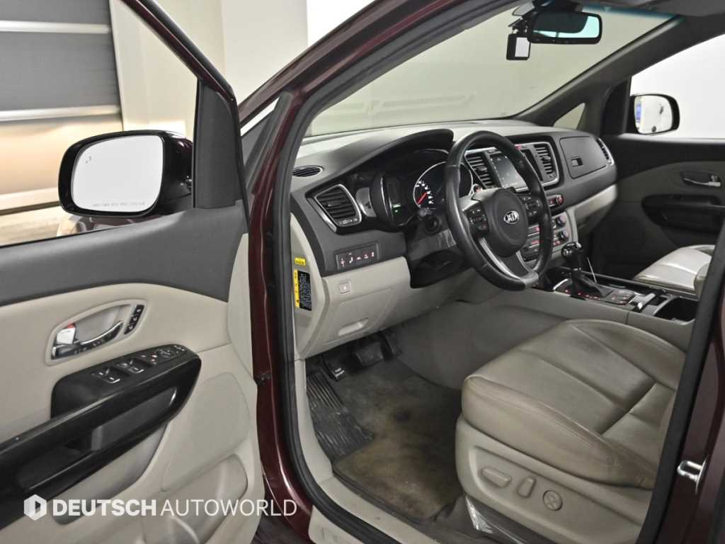 KIA Carnival - Vista 11