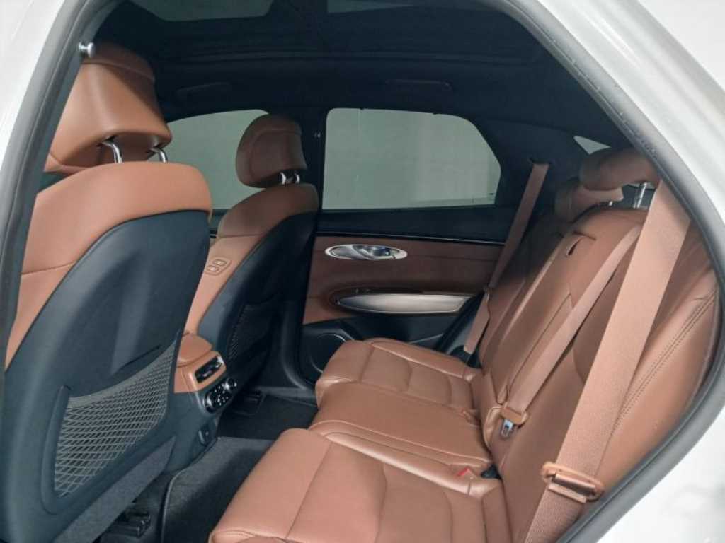 Genesis GV70 - Vista 8