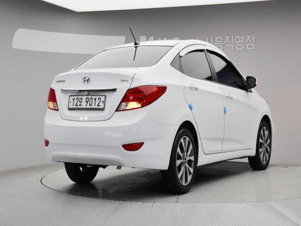 HYUNDAI Accent - Vista 4