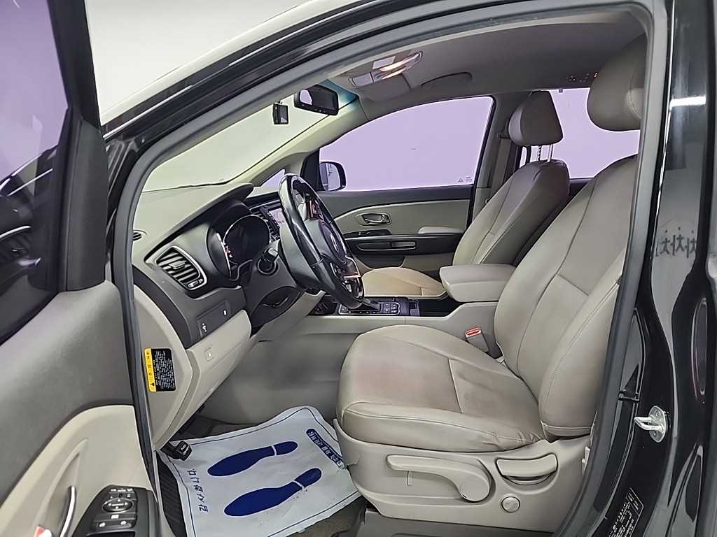 KIA Carnival - Vista 11