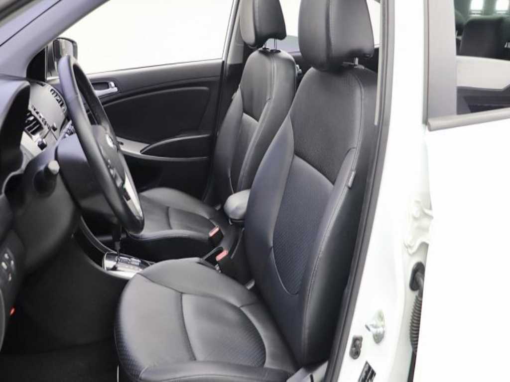 HYUNDAI Accent - Vista 12