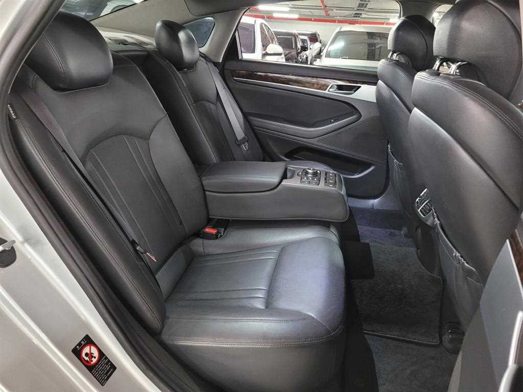 HYUNDAI Genesis - Vista 8