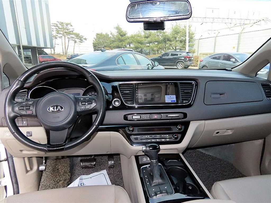 KIA Carnival - Vista 8