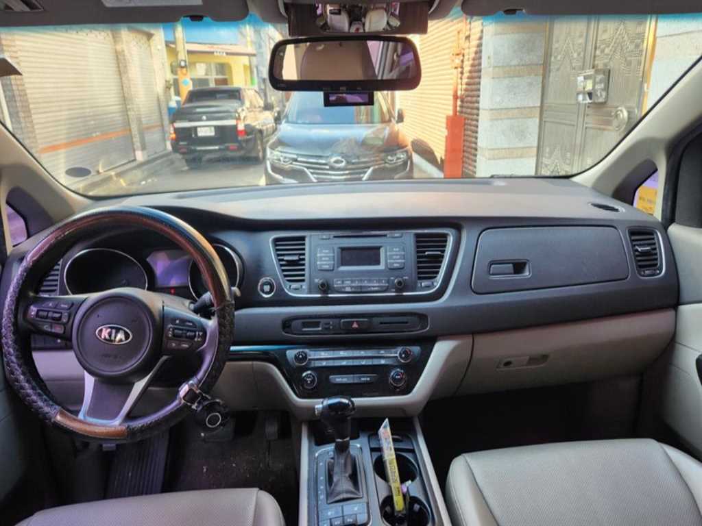 KIA Carnival - Vista 10